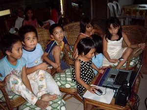 anak-anak bermain dengan laptop